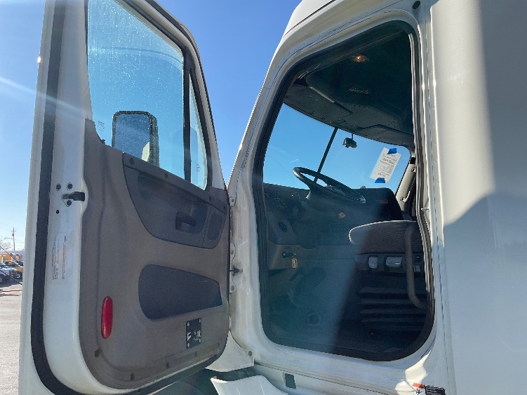 Used 2019 Freightliner Cascadia - photo 11