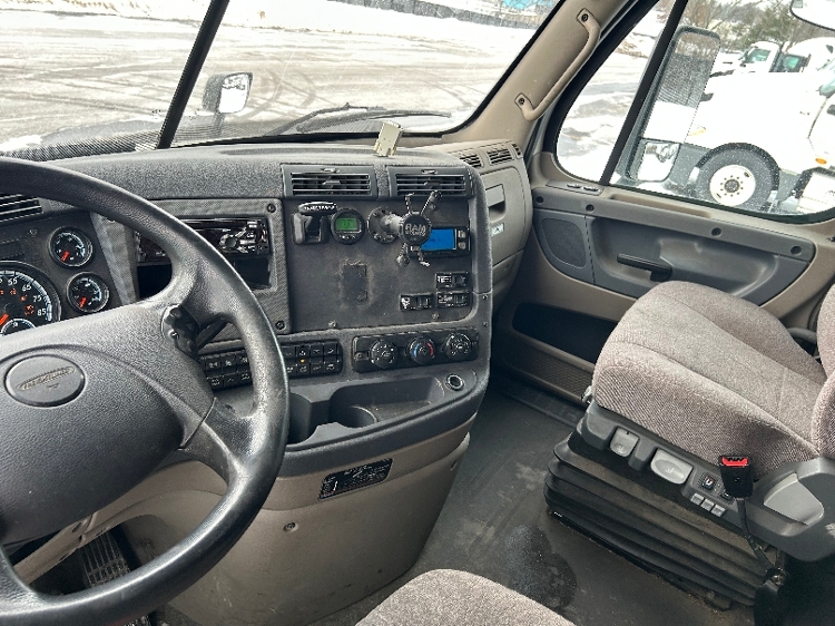 Used 2019 Freightliner Cascadia - photo 12