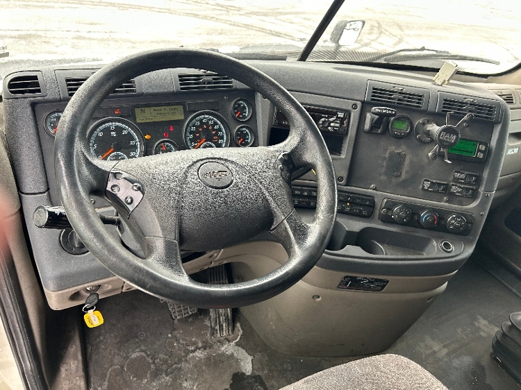Used 2019 Freightliner Cascadia - photo 13