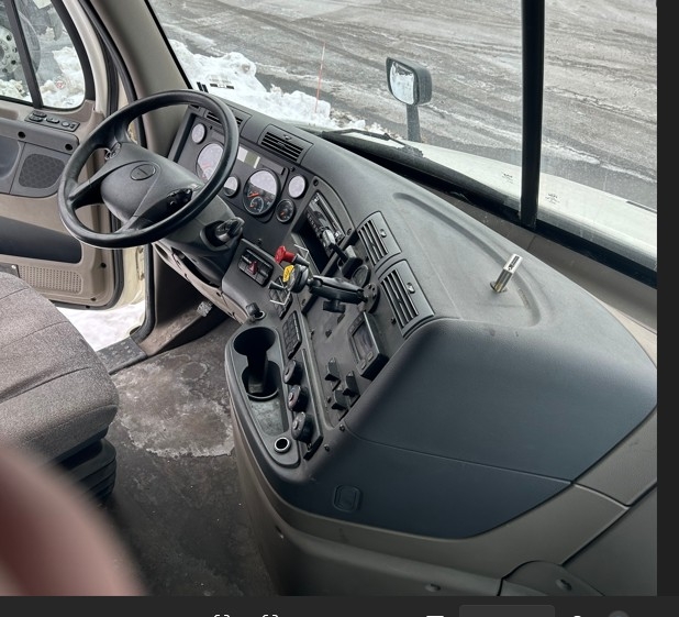 Used 2019 Freightliner Cascadia - photo 17