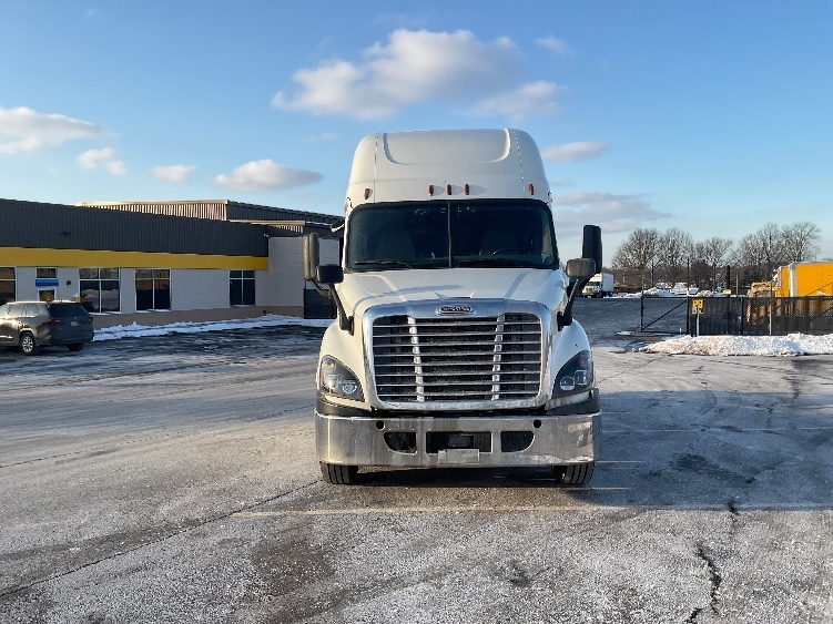 Used 2019 Freightliner Cascadia - photo 2