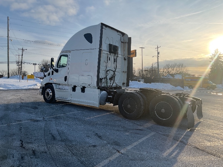 Used 2019 Freightliner Cascadia - photo 7