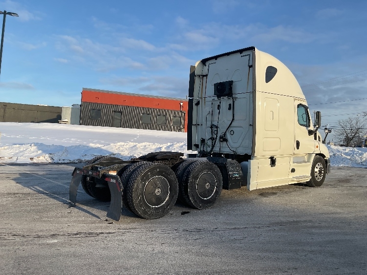 Used 2019 Freightliner Cascadia - photo 9