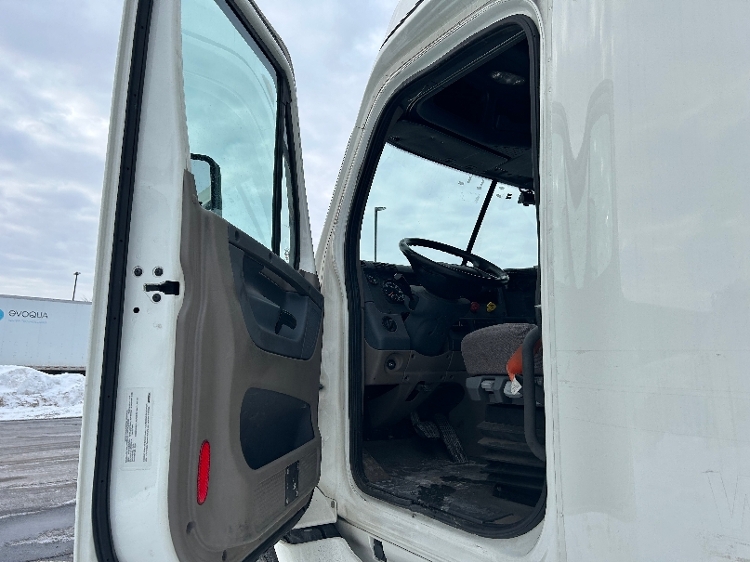 Used 2019 Freightliner Cascadia - photo 11
