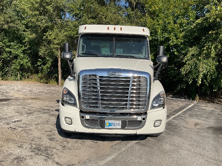 Used 2019 Freightliner Cascadia - photo 2
