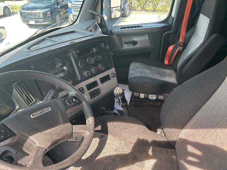Used 2019 Freightliner Cascadia - photo 12