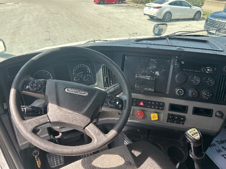 Used 2019 Freightliner Cascadia - photo 13