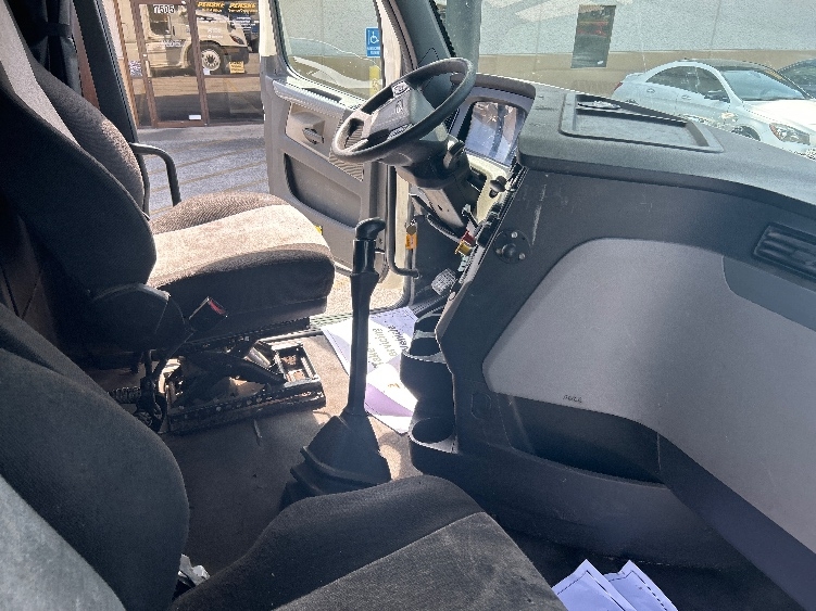 Used 2019 Freightliner Cascadia - photo 17