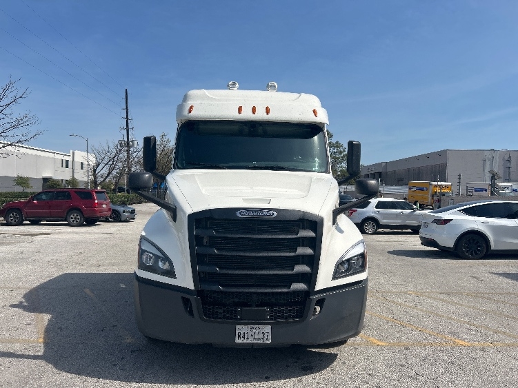 Used 2019 Freightliner Cascadia - photo 2