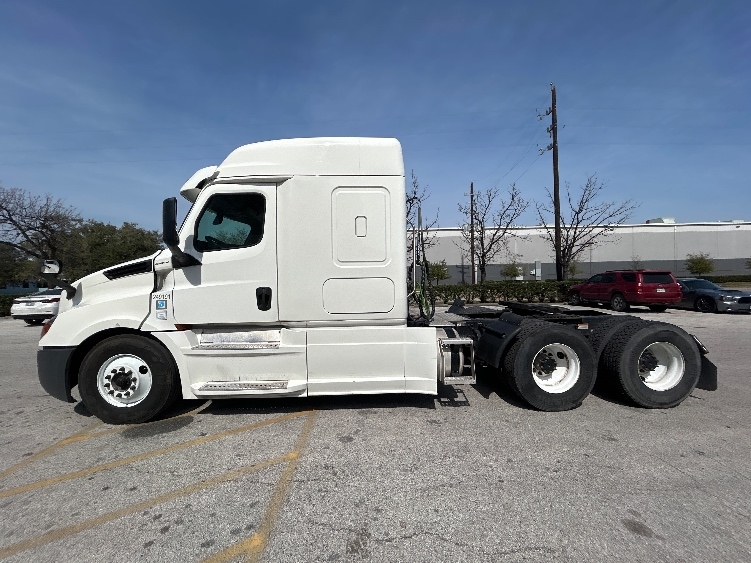 Used 2019 Freightliner Cascadia - photo 6