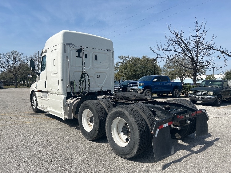 Used 2019 Freightliner Cascadia - photo 7