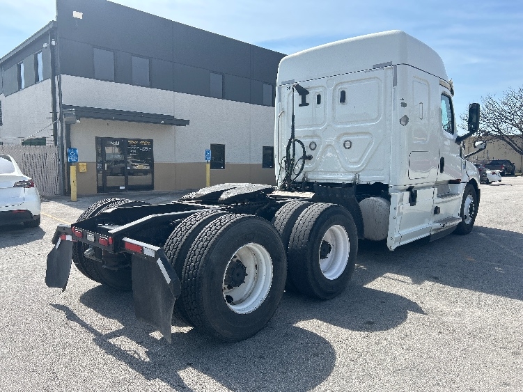 Used 2019 Freightliner Cascadia - photo 9