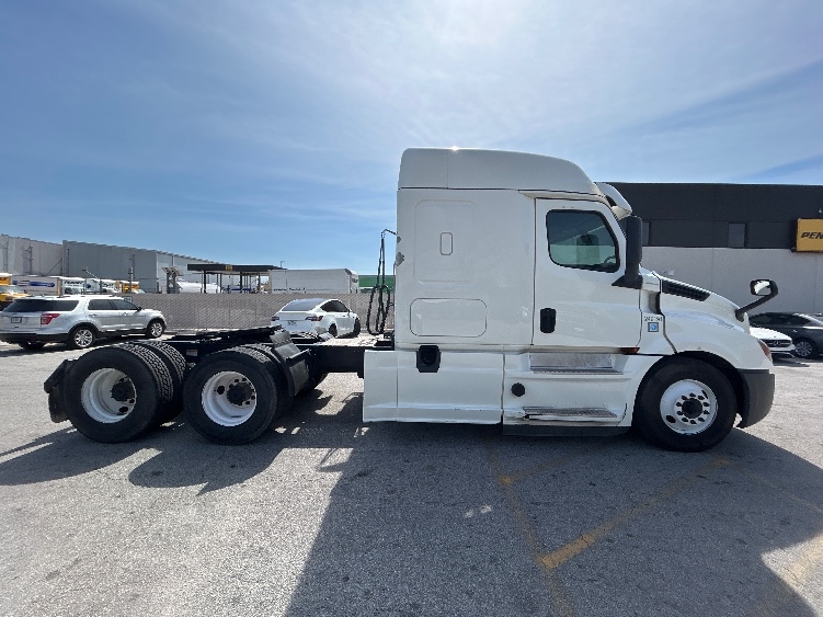 Used 2019 Freightliner Cascadia - photo 10