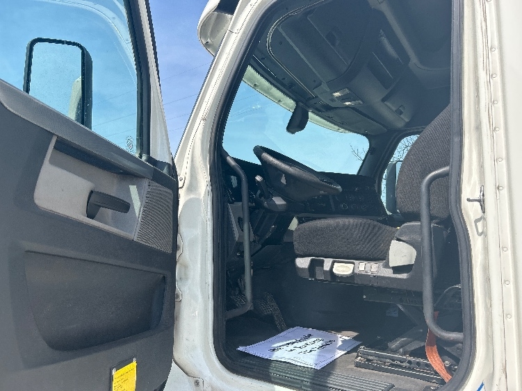 Used 2019 Freightliner Cascadia - photo 11
