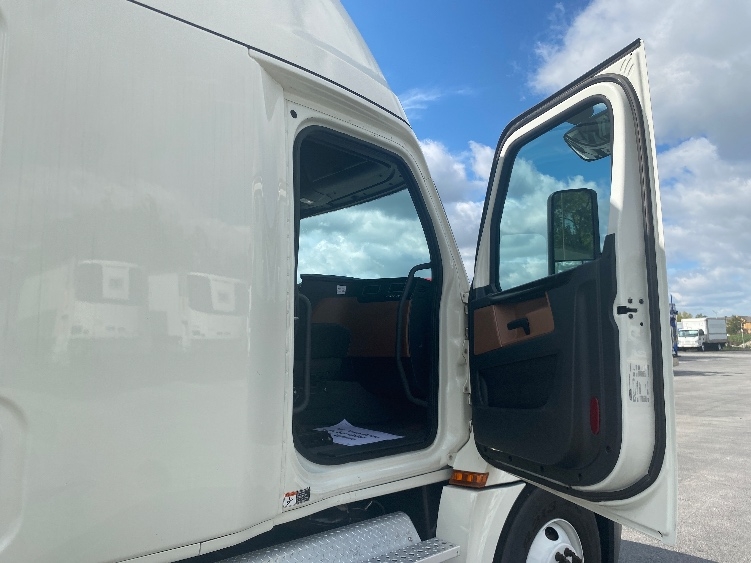 Used 2019 Freightliner Cascadia - photo 15