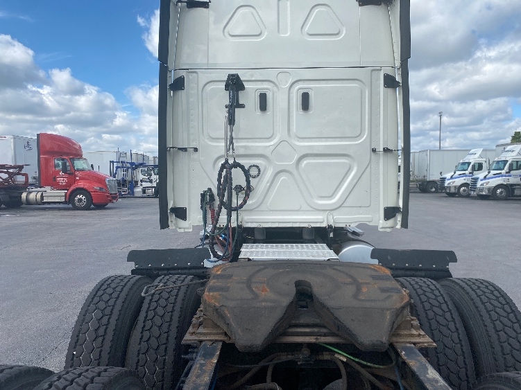Used 2019 Freightliner Cascadia - photo 8