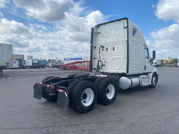 Used 2019 Freightliner Cascadia - photo 9