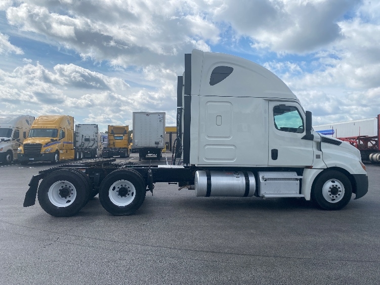Used 2019 Freightliner Cascadia - photo 10