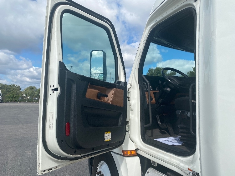 Used 2019 Freightliner Cascadia - photo 11
