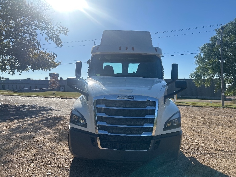 Used 2019 Freightliner Cascadia - photo 2