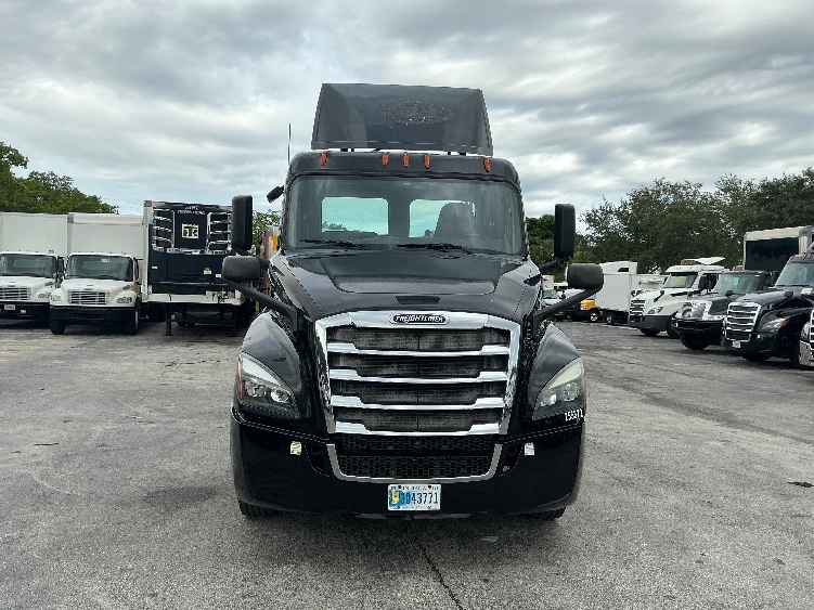 Used 2019 Freightliner Cascadia - photo 2