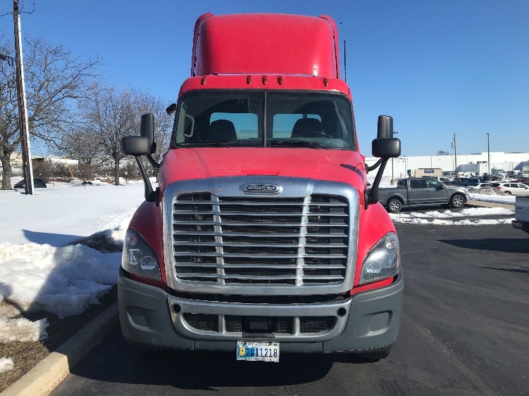 Used 2019 Freightliner Cascadia - photo 2