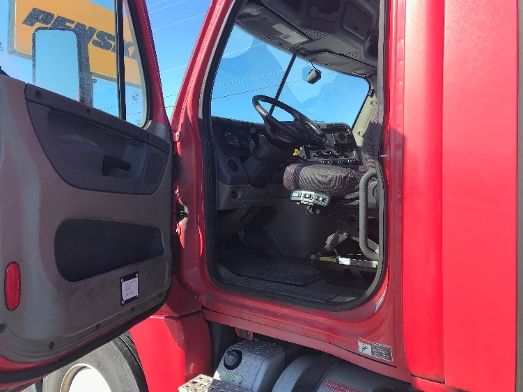 Used 2019 Freightliner Cascadia - photo 11