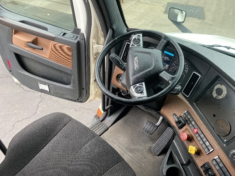 Used 2019 Freightliner Cascadia - photo 13