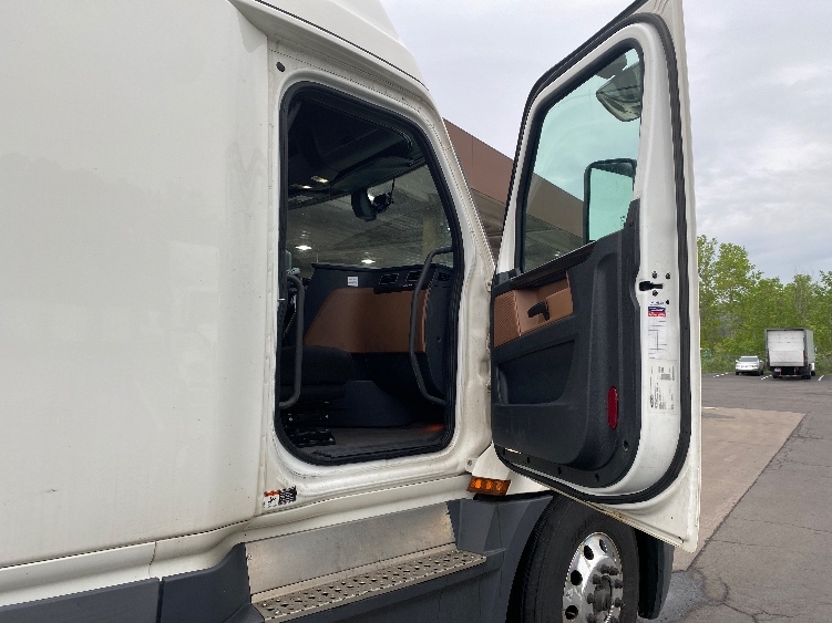 Used 2019 Freightliner Cascadia - photo 15