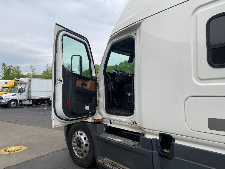 Used 2019 Freightliner Cascadia - photo 11