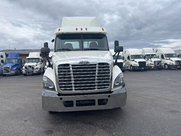 Used 2019 Freightliner Cascadia - photo 2