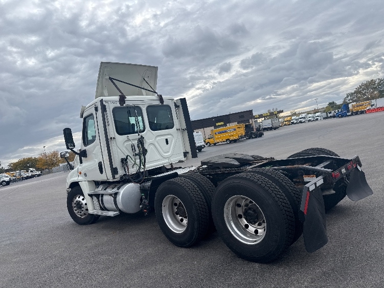 Used 2019 Freightliner Cascadia - photo 7