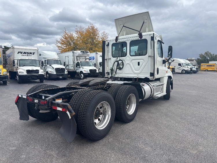 Used 2019 Freightliner Cascadia - photo 9