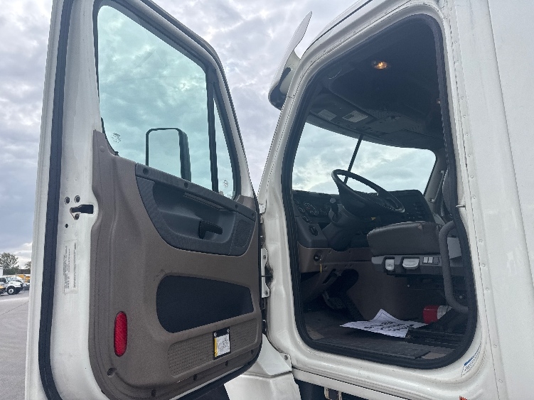 Used 2019 Freightliner Cascadia - photo 11