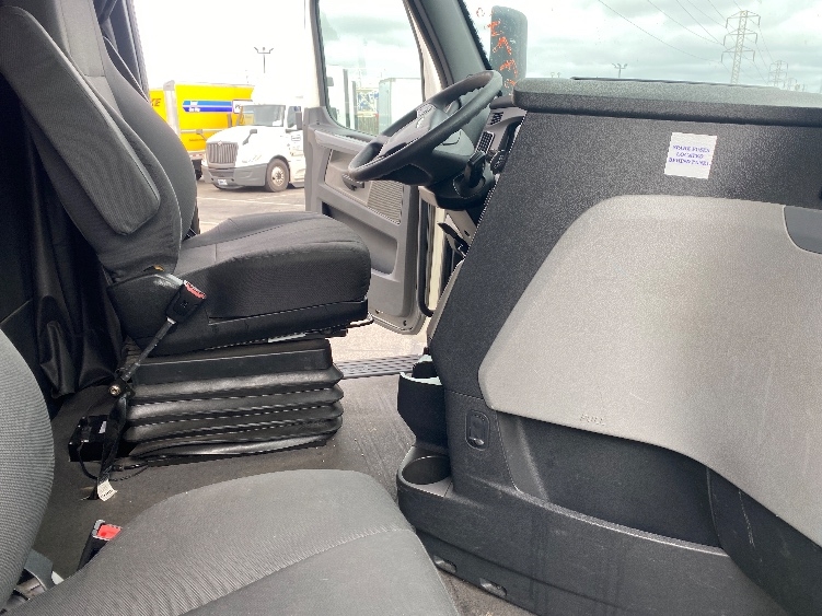 Used 2019 Freightliner Cascadia - photo 17