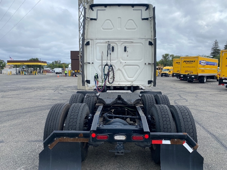 Used 2019 Freightliner Cascadia - photo 8