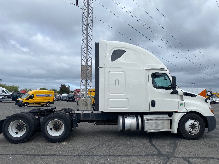 Used 2019 Freightliner Cascadia - photo 10