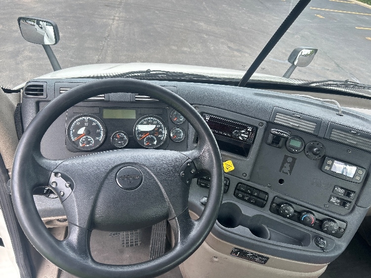 Used 2019 Freightliner Cascadia - photo 13