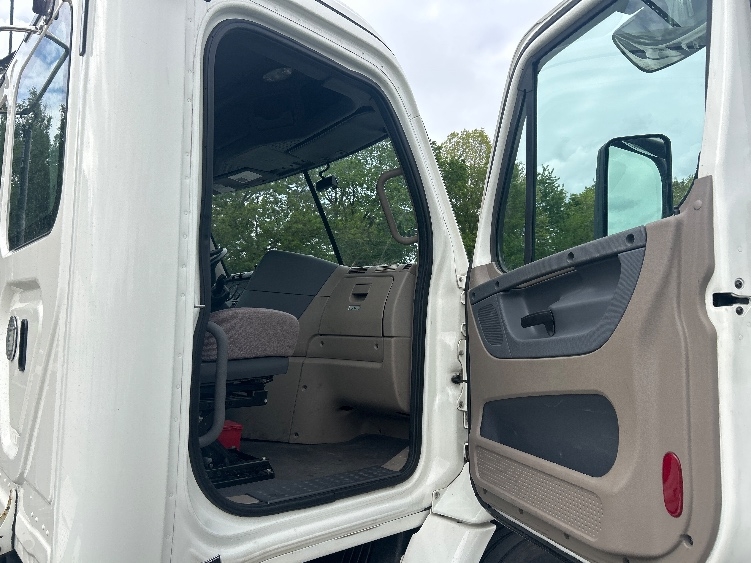 Used 2019 Freightliner Cascadia - photo 14