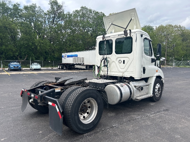 Used 2019 Freightliner Cascadia - photo 9
