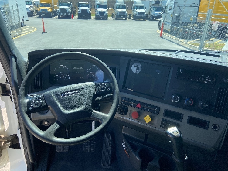 Used 2019 Freightliner Cascadia - photo 13