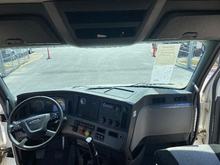 Used 2019 Freightliner Cascadia - photo 14