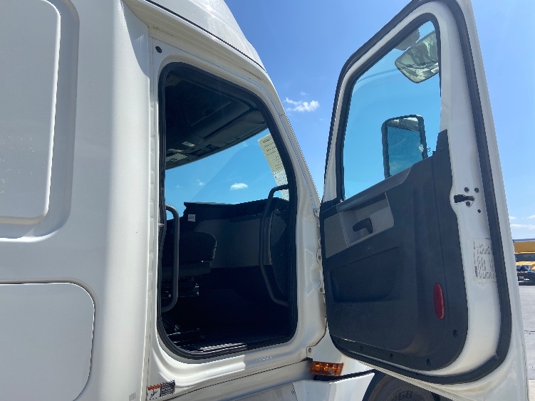 Used 2019 Freightliner Cascadia - photo 15