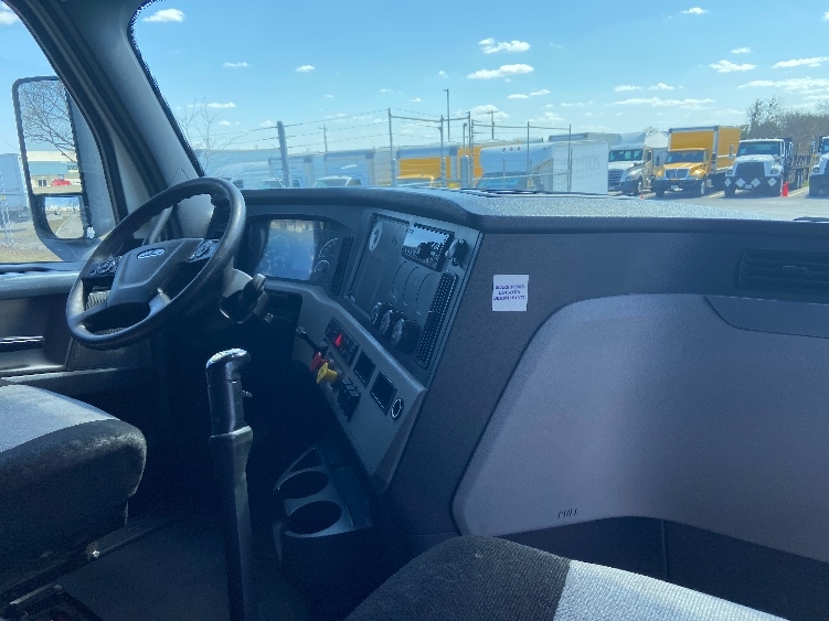 Used 2019 Freightliner Cascadia - photo 17