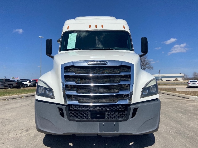 Used 2019 Freightliner Cascadia - photo 2