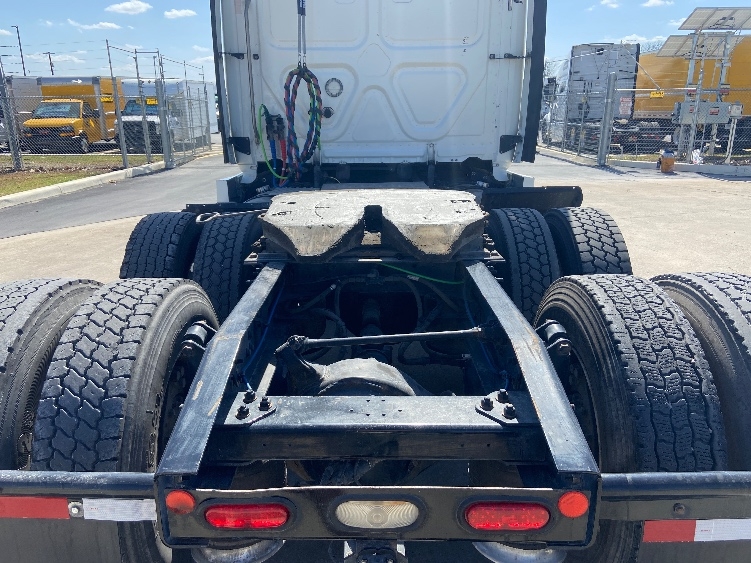 Used 2019 Freightliner Cascadia - photo 8