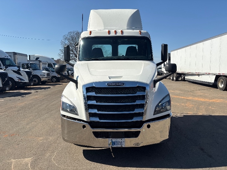 Used 2019 Freightliner Cascadia - photo 2