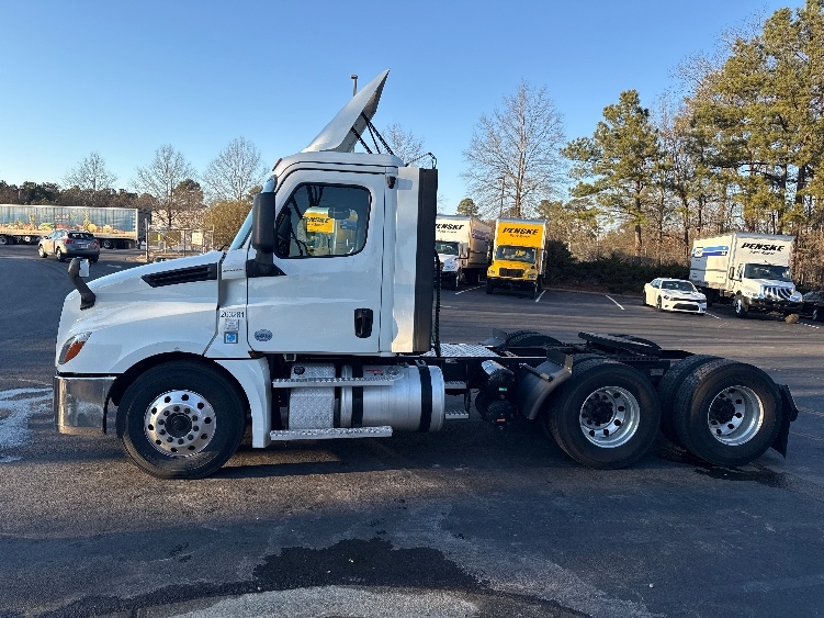 Used 2019 Freightliner Cascadia - photo 6