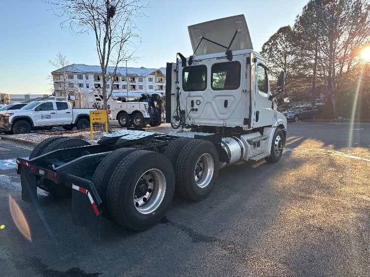 Used 2019 Freightliner Cascadia - photo 9