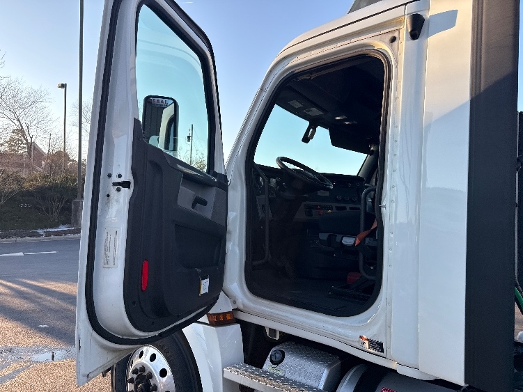 Used 2019 Freightliner Cascadia - photo 11